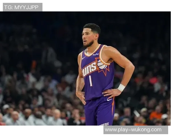 布克半场表现稳定9投4中贡献11分1助攻展现中规中矩的实力